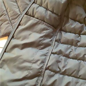 Amazon Essentials Kids Light-Weight Water-Resistant Packable Hooded Puffer Coat.